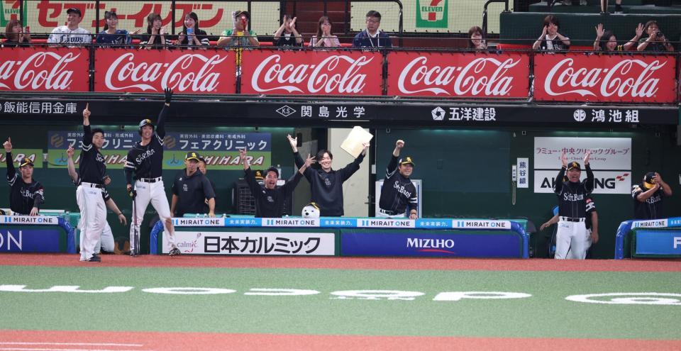 　５回、栗原の勝ち越し２点三塁打に喜ぶ小久保監督（右端）らソフトバンクナイン（撮影・吉澤敬太）