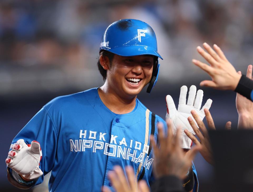 　３回、矢沢の適時打で生還し、ナインに迎えられる進藤（撮影・中島達哉）