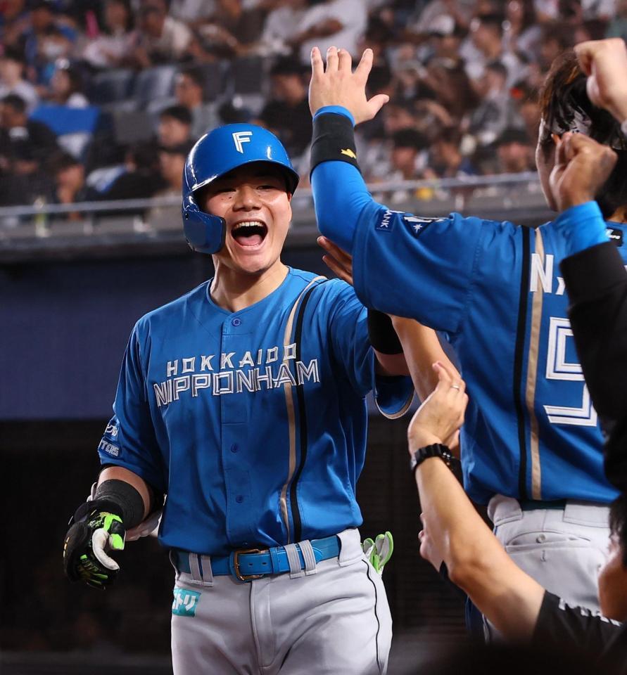 　２回、先制ソロを放ち、ナインに迎えられる清宮幸（撮影・中島達哉）