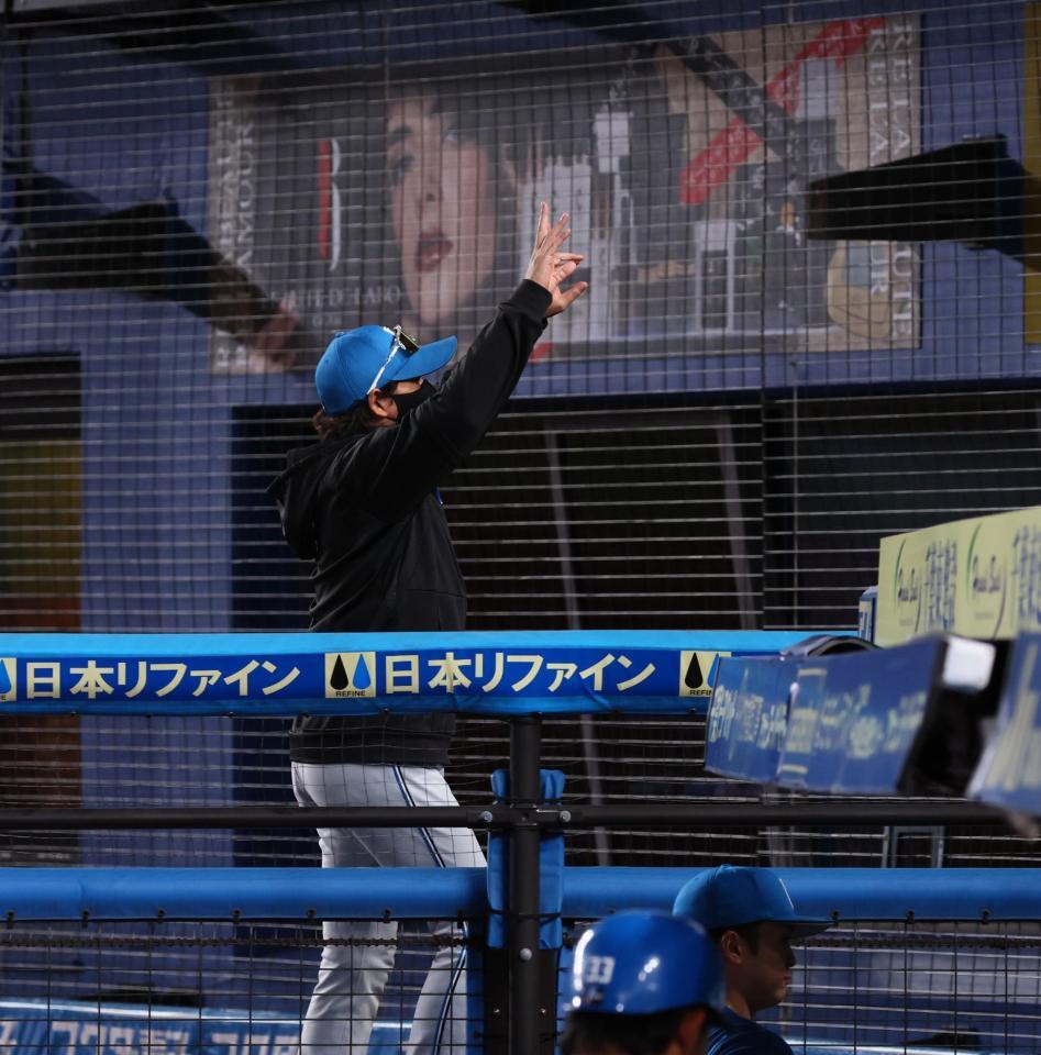 　スタンドのファンに手を振りながら引き揚げる新庄監督（撮影・中島達哉）