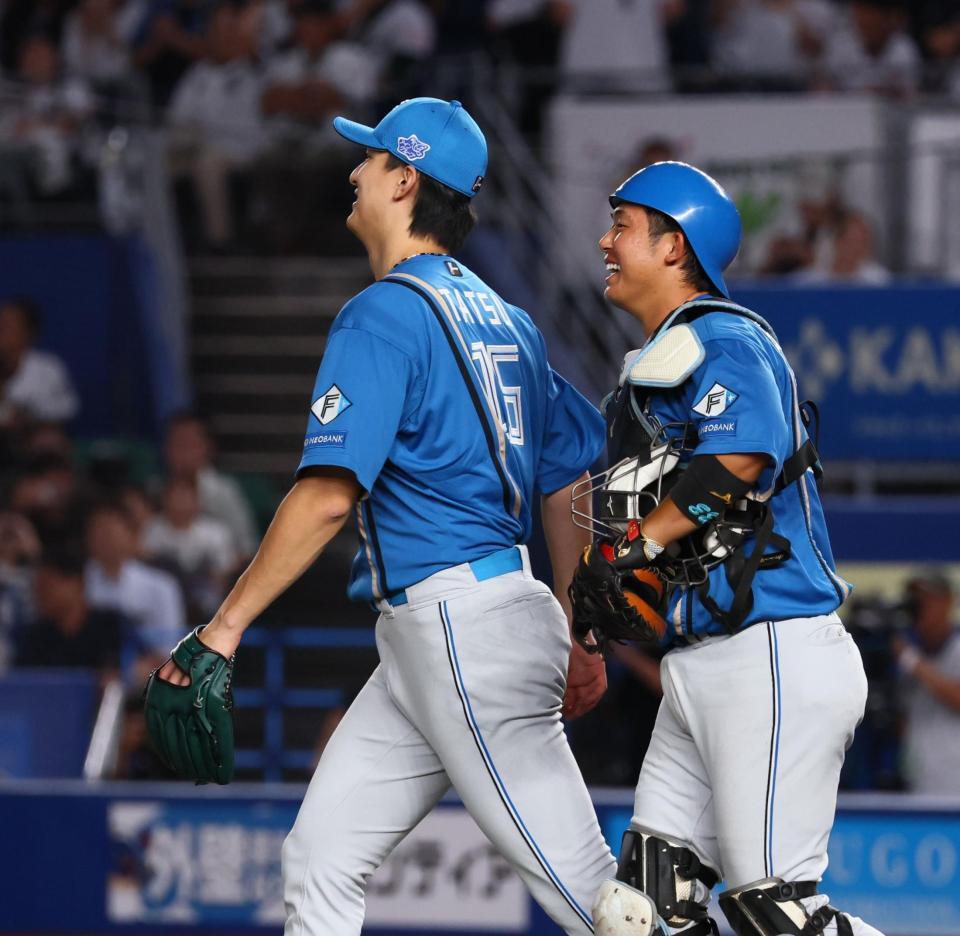 　プロ初完封勝利をあげ、進藤（右）と喜ぶ達（撮影・中島達哉）