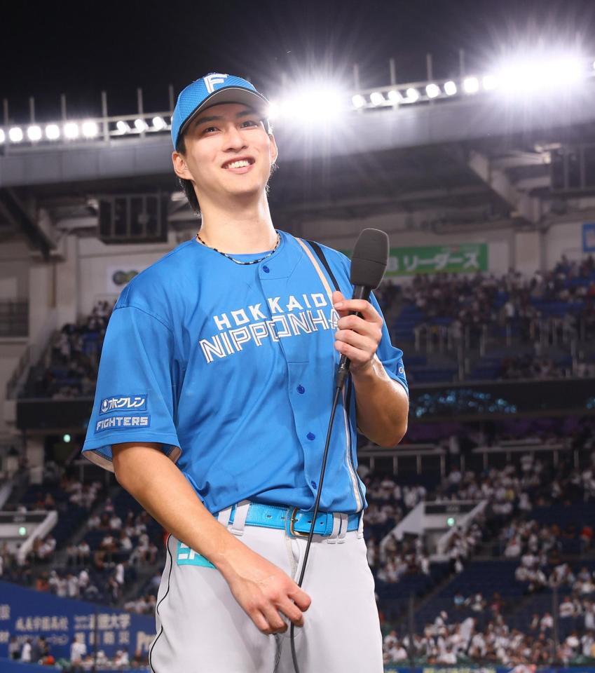 　プロ初完封勝利をあげ、ヒーローインタビューで笑顔を見せる達（撮影・中島達哉）
