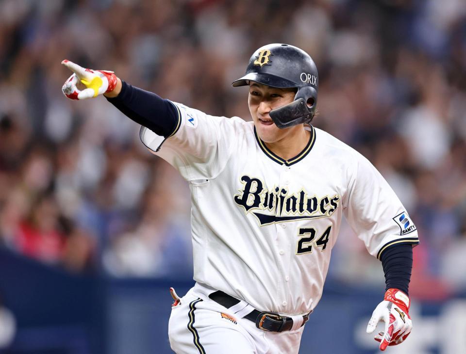 　５回、先制２ランを放ちベンチに向かって指をさす紅林（撮影・山口登）