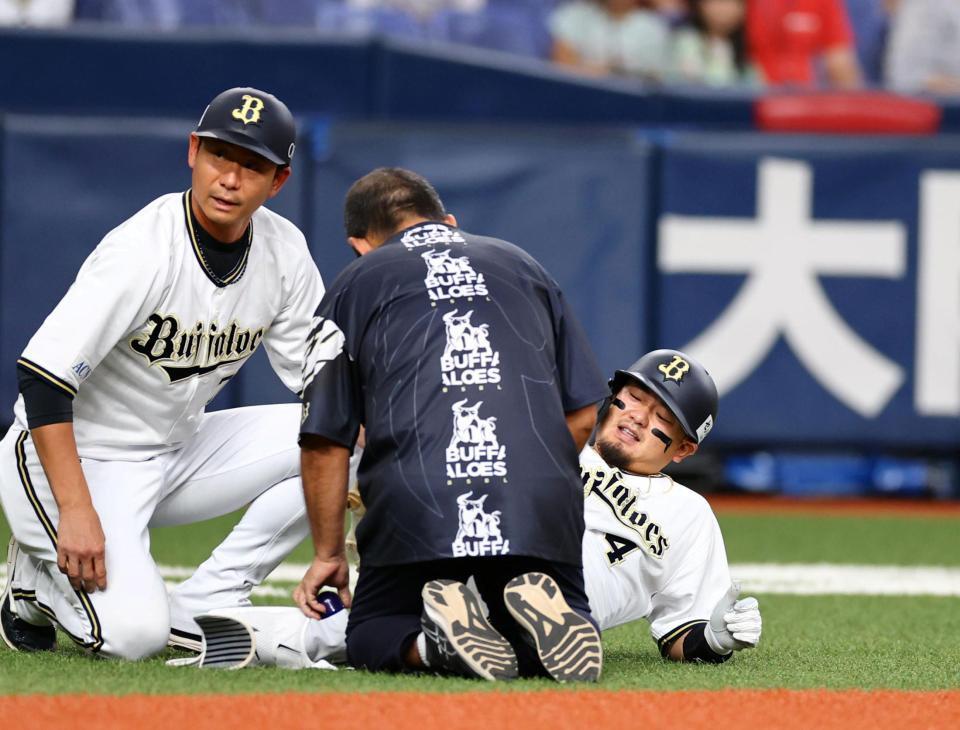 　５回、森は右足首に死球を受けグラウンドに倒れ込む（撮影・山口登）