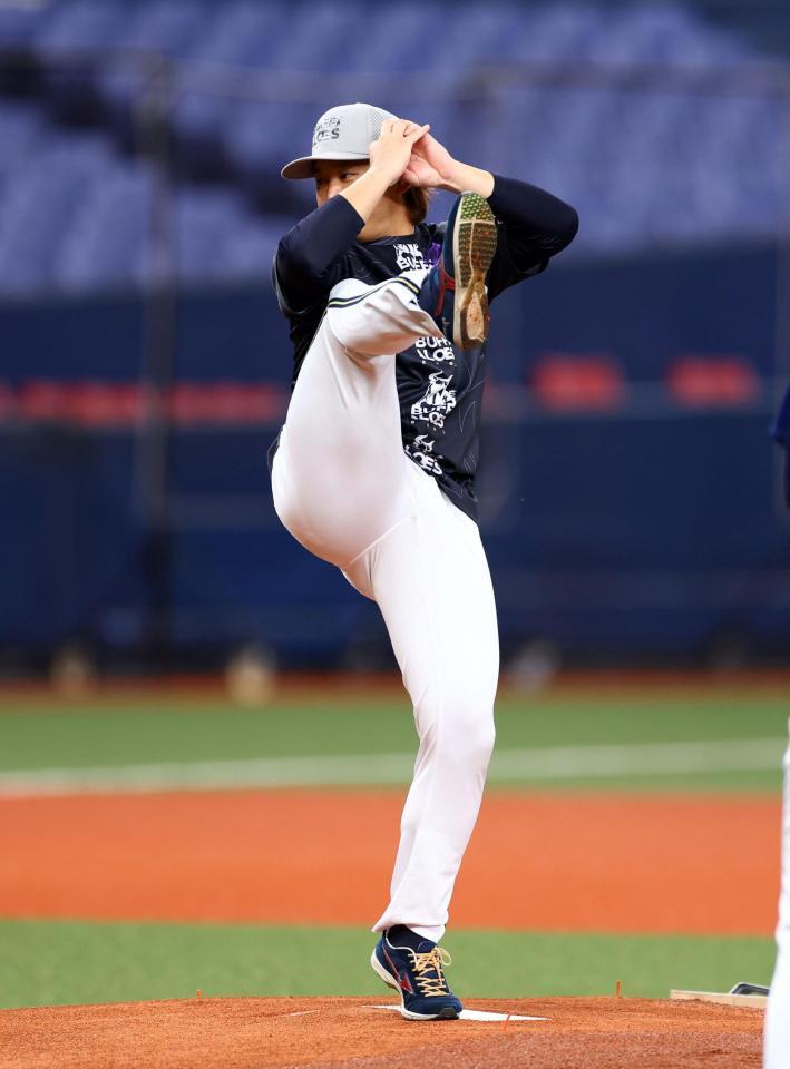 　マウンドで佐々木朗希のマネをする宮城（撮影・山口登）