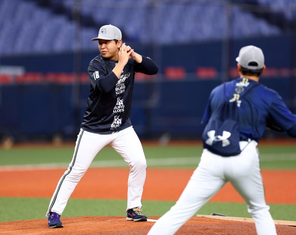 　マウンドで佐々木朗希のマネをする宮城（撮影・山口登）