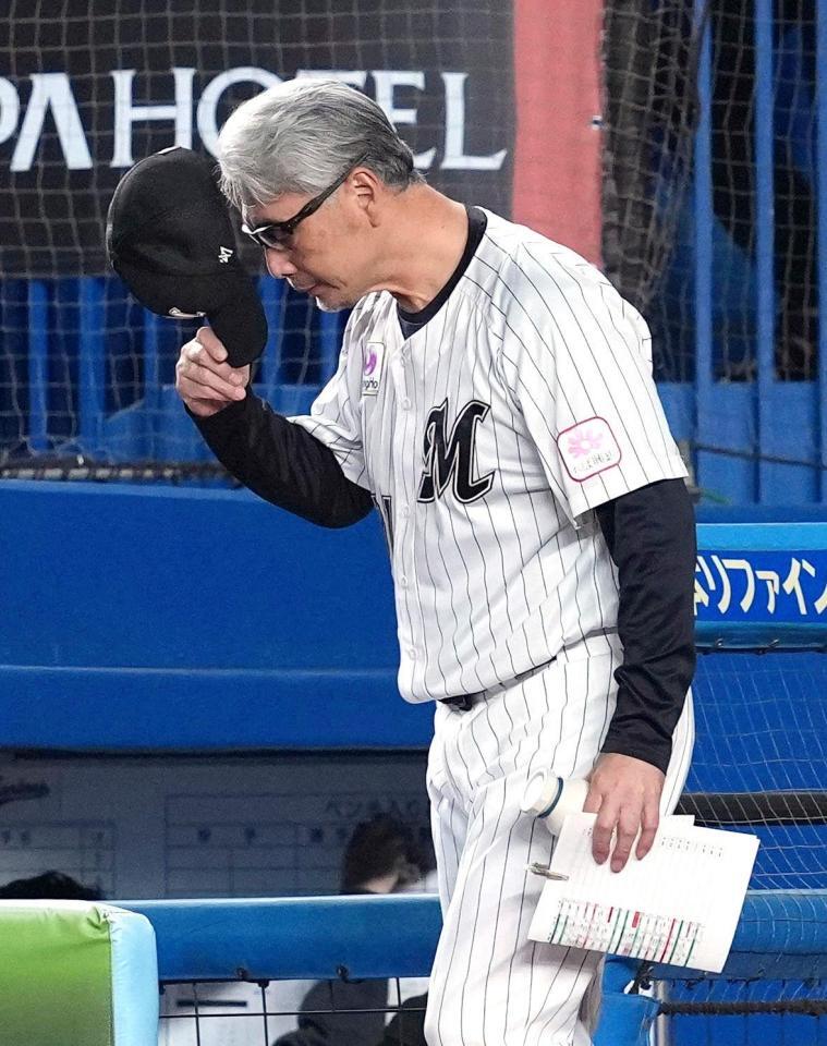 　日本ハムに敗れ、引き揚げる吉井監督