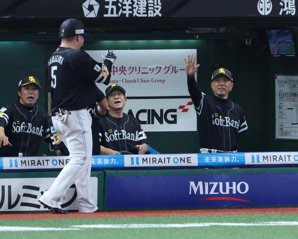 　６回、２安打の山川をベンチに下げ、笑顔の小久保監督（撮影・金田祐二）