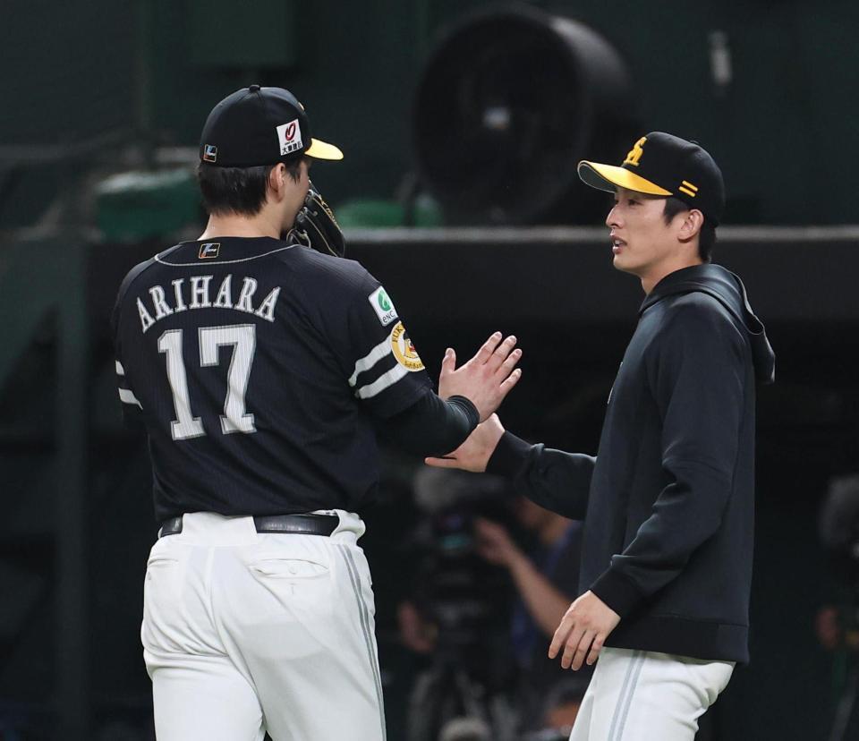 　６回表終了時、有原を出迎える周東（撮影・佐々木彰尚）