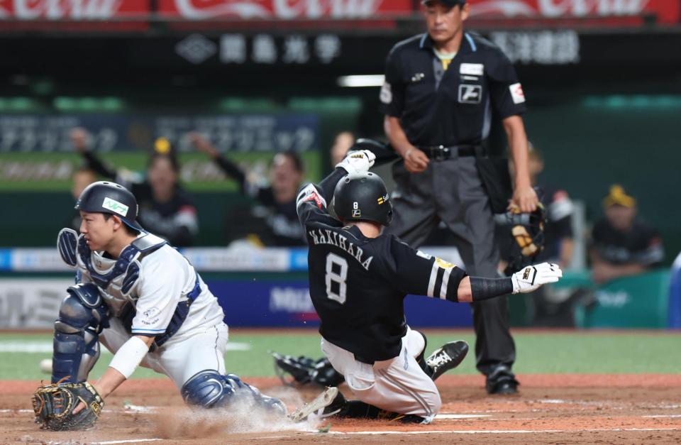 　２回、野村の中前打で二走・牧原大が生還（撮影・佐々木彰尚）