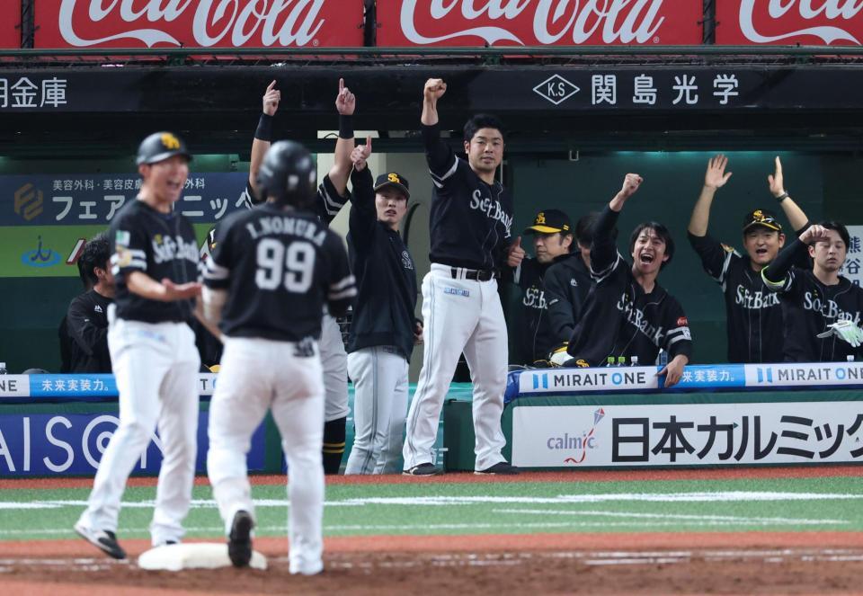 　２回、盛り上がるソフトバンクベンチ（撮影・金田祐二）