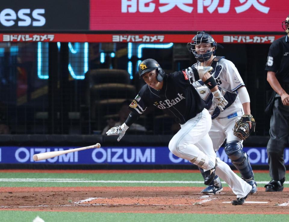 　２回、中前に同点適時打を放つ野村（撮影・金田祐二）