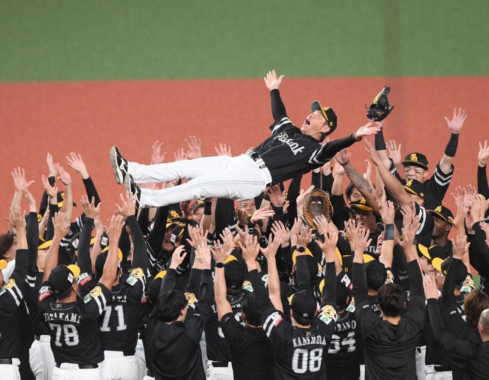 　パ・リーグ連覇を決め胴上げされる小久保監督（撮影・園田高夫）