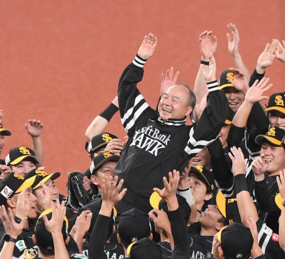 　選手たちに胴上げされる孫正義会長（中央）＝撮影・園田高夫