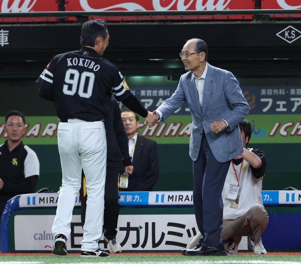 　小久保監督と握手する王貞治会長（撮影・佐々木彰尚）
