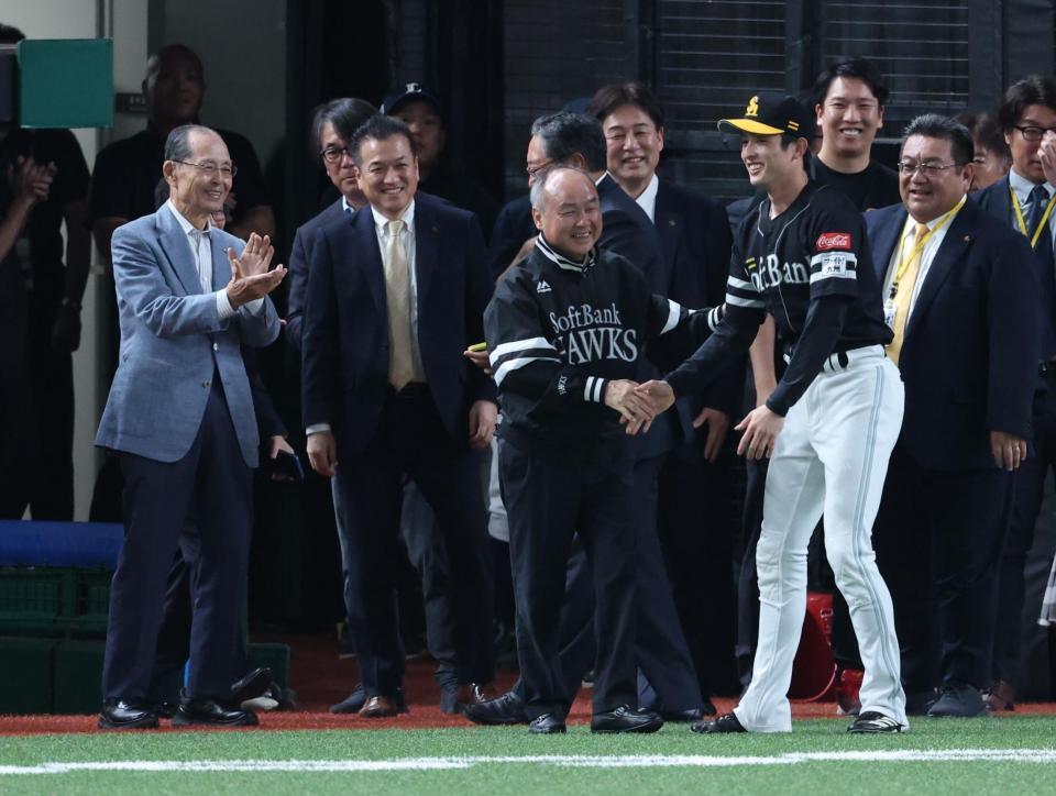 　孫正義オーナーを胴上げに導く周東。左端は王貞治会長（撮影・金田祐二）