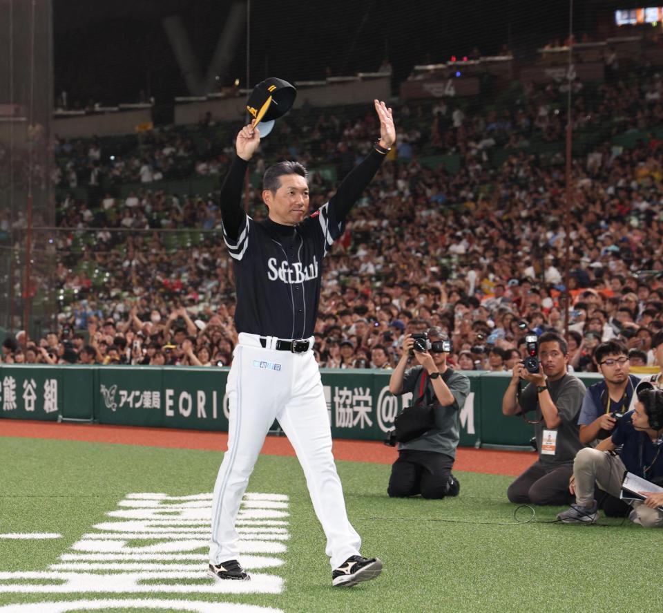 　声援に応える小久保監督（撮影・佐々木彰尚）