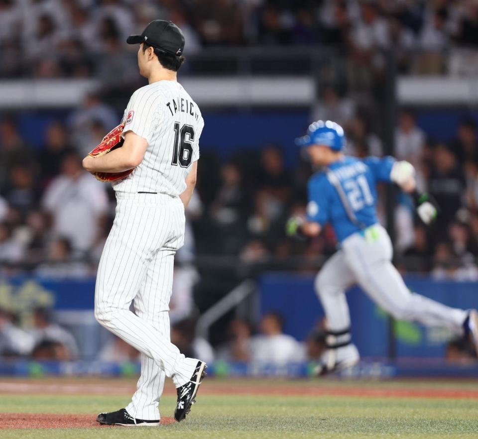 　２回、清宮幸（右）に先制ソロを浴びる種市（撮影・中島達哉）