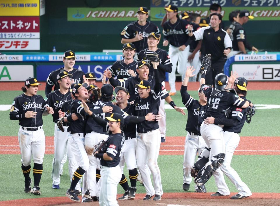 　優勝し喜ぶソフトバンクナイン（撮影・吉澤敬太）