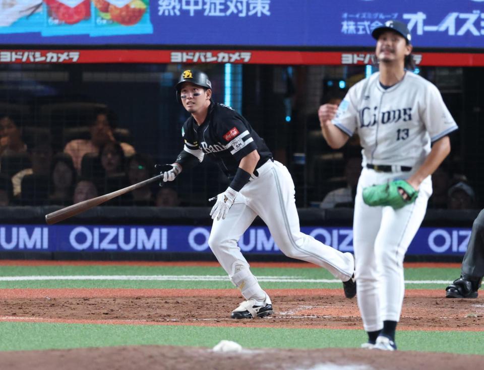 　５回、勝ち越し打を放つ栗原（撮影・金田祐二）