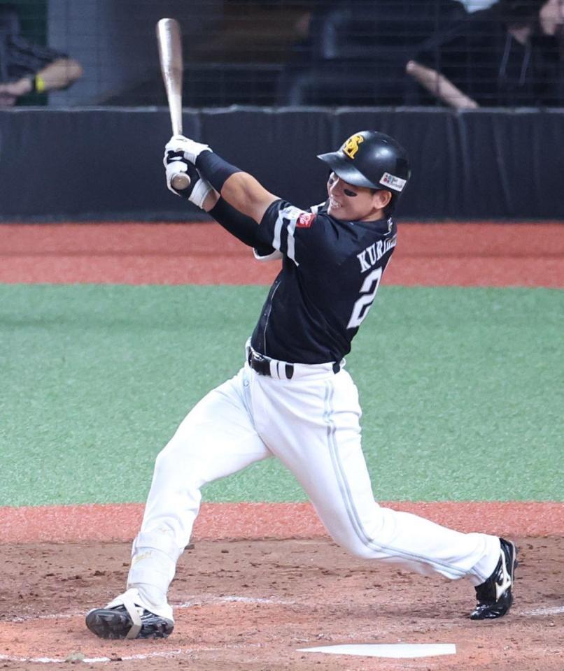 　５回、勝ち越し２点二塁打を放つ栗原（撮影・吉澤敬太）