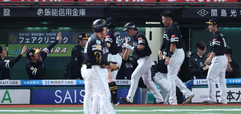 　５回、柳町の適時打で生還し迎えられる栗原（撮影・金田祐二）