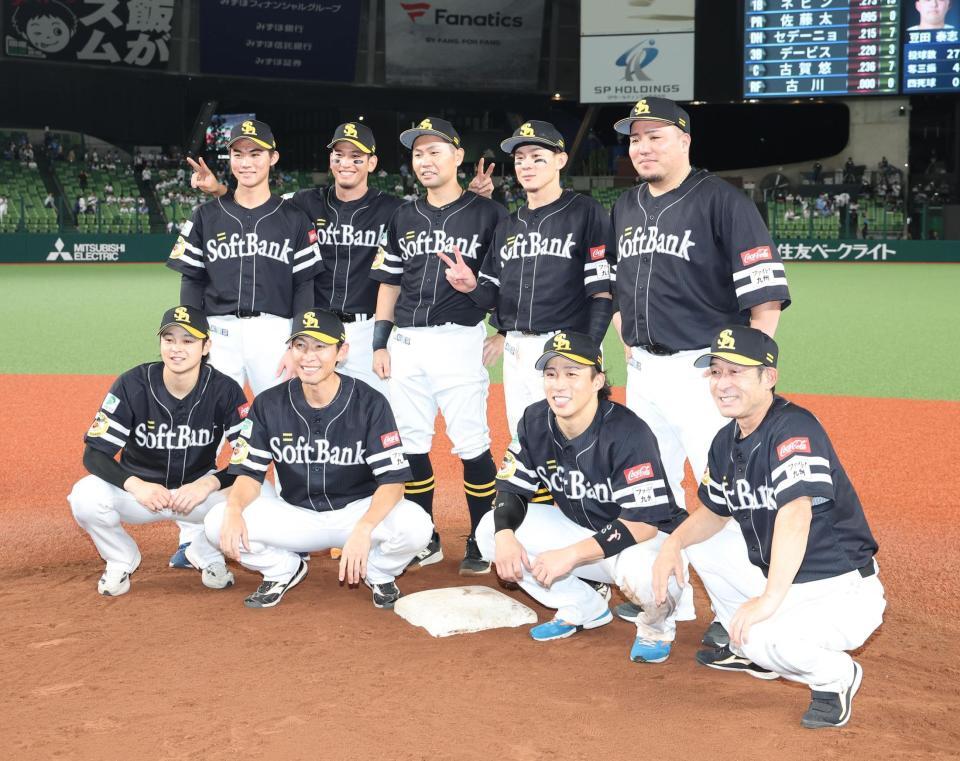 　写真におさまる内野手陣（撮影・佐々木彰尚）