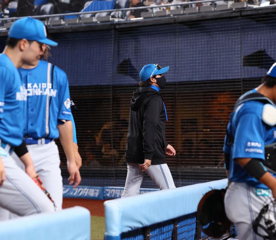 　ナインを迎え、引き揚げる新庄監督（中央）＝撮影・中島達哉