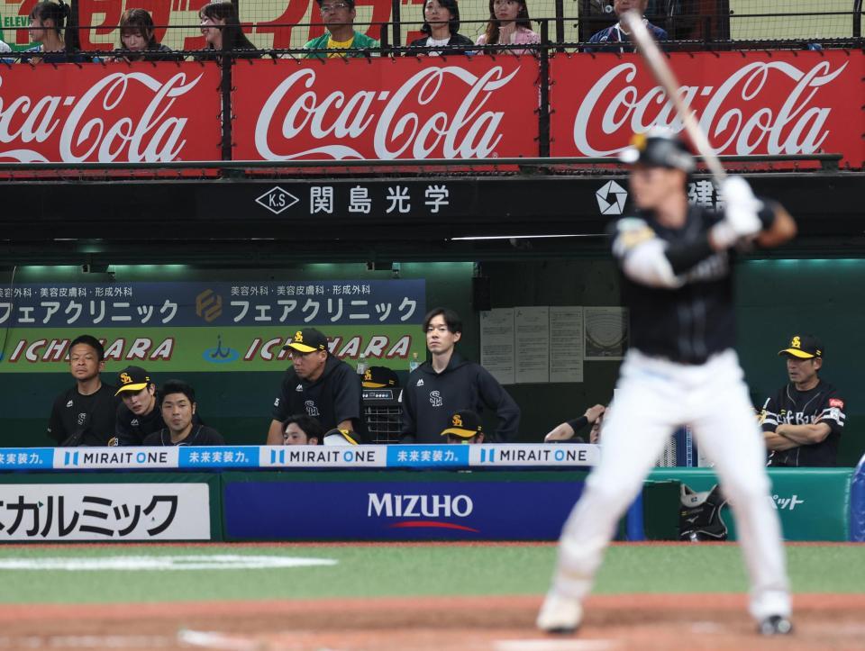 　試合を見つめる近藤（左から３人目）＝撮影・佐々木彰尚
