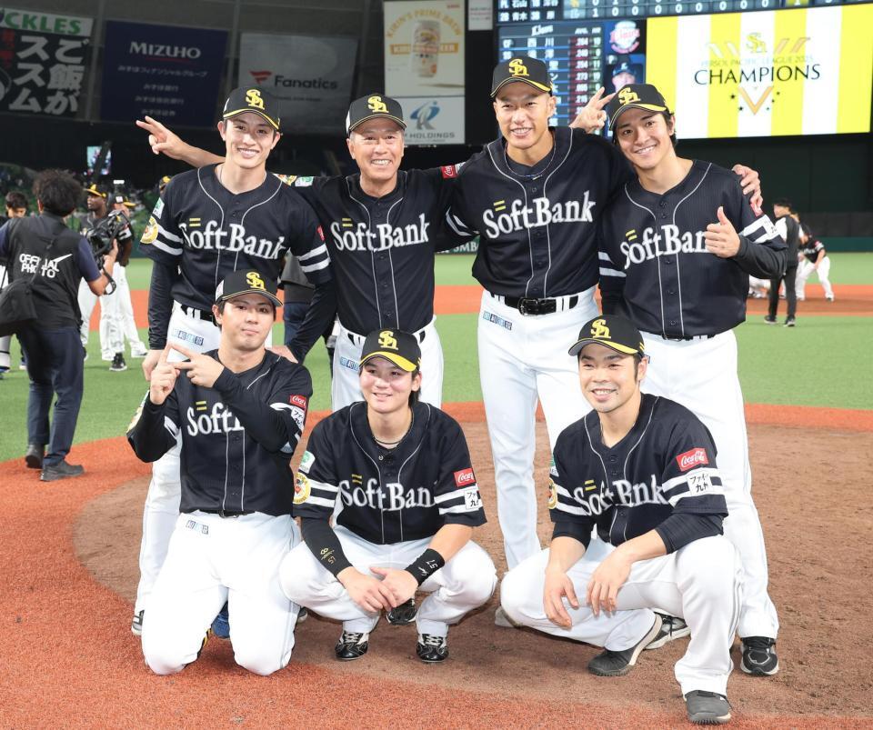 　喜ぶ周東（左上）、近藤（右下）ら（撮影・佐々木彰尚）