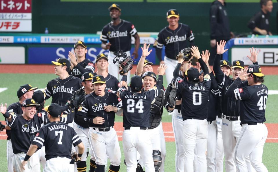 　優勝し喜ぶ（右２人目から）有原、上沢、モイネロ（上奥）らソフトバンクナイン（撮影・吉澤敬太）
