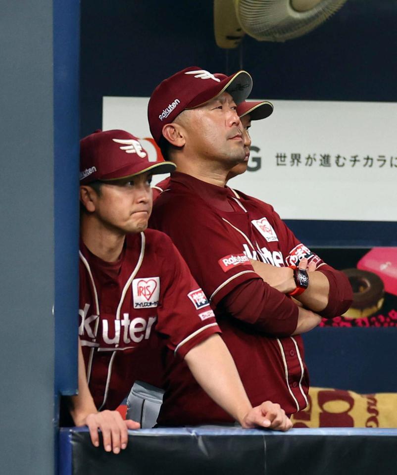 　劣勢の試合展開に渋い表情を見せる三木監督（右）＝撮影・山口登