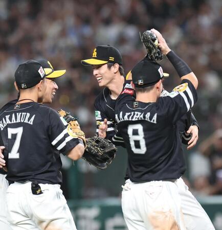 　佐藤直に抱きつく周東（撮影・佐々木彰尚）