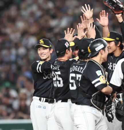 　連覇に喜ぶ周東（撮影・佐々木彰尚）