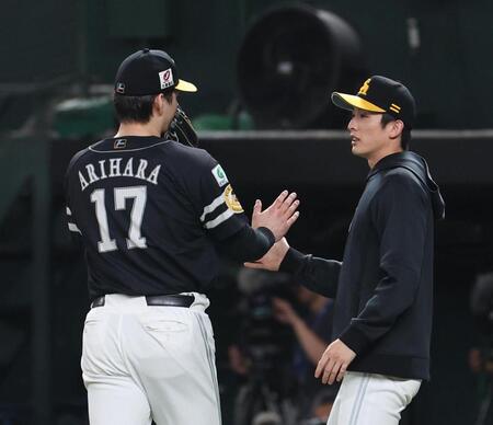 　６回表終了時、有原を出迎える周東（撮影・佐々木彰尚）