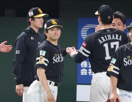 　先発の有原（右）を出迎える周東（左奥）＝撮影・吉澤敬太