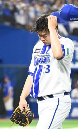 　９回、巨人に逆転を許し降板する伊勢