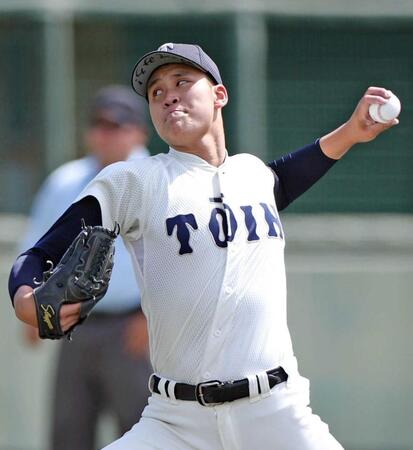 　力投する先発投手の大阪桐蔭・川本（撮影・中田匡峻）