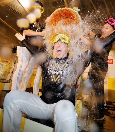 　祝勝会でたる酒を浴びるソフトバンクの小久保監督＝２８日、東京都立川市