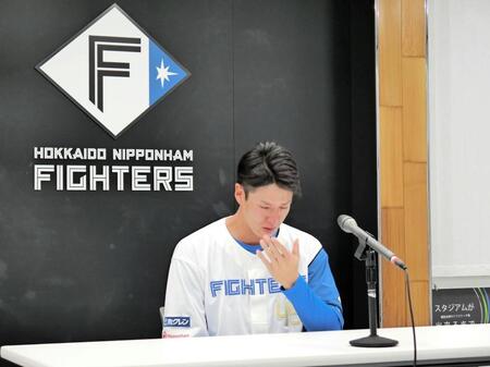 　引退会見で涙ぐむ若林