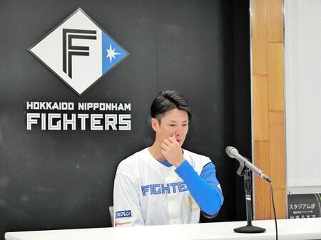 　引退会見で涙を拭う若林