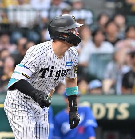 　５回、左前打を放つ佐藤輝（撮影・西田忠信）