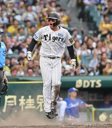 　５回、佐藤輝の左前打と相手守備の乱れで生還した森下（撮影・西田忠信）