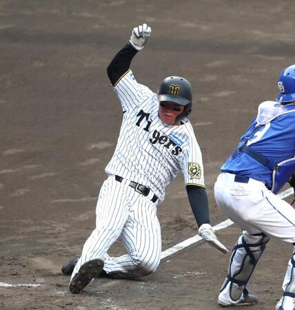 　５回、細川の悪送球の間に同点の生還を果たす森下（撮影・北村雅宏）