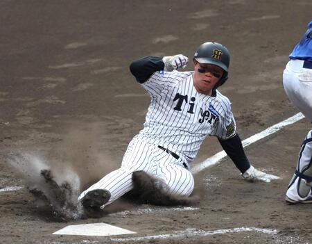 　５回、細川の悪送球の間に同点の生還を果たす森下（撮影・北村雅宏）