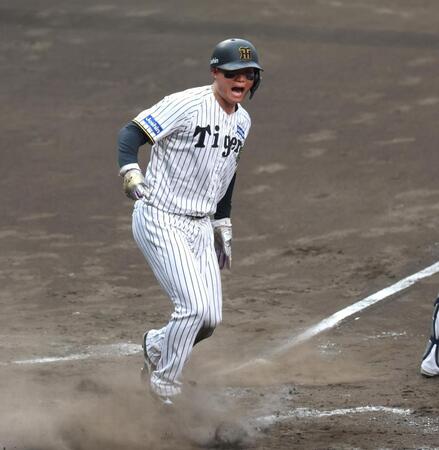 　５回、細川の悪送球の間に同点の生還を果たし、ほえる森下（撮影・北村雅宏）