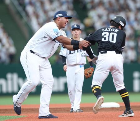 　５回、一走・佐藤がけん制に飛び出し挟殺。タッチがきつくなり謝るセデーニョ（撮影・金田祐二）