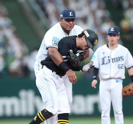 　５回、一走・佐藤がけん制に飛び出し挟殺。タッチがきつくなり謝るセデーニョ（撮影・金田祐二）