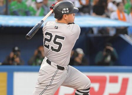 【写真】またかっ！巨人岡本が死球で苦笑い　奥川は凍り付く