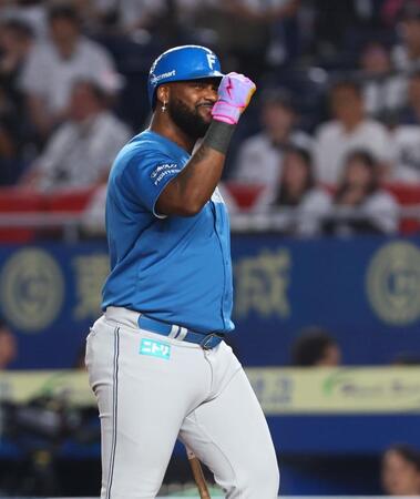 　７回、同点犠飛を放ち、ガッツポーズをするレイエス（撮影・中島達哉）